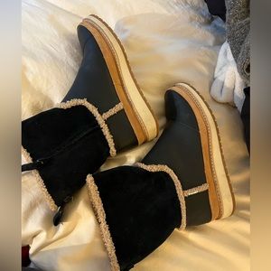 Black Tom’s leather and suede winter boots size 6.5.